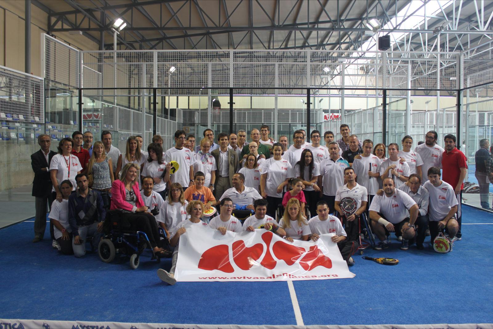 Foto familia torneo pádel Aviva con el Director de General de Deportes de Castilla y Léon